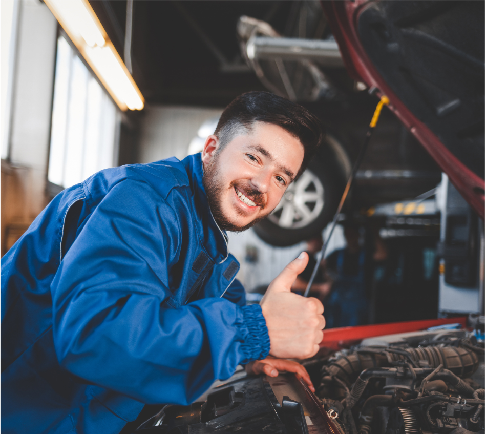 tecnico instalando bateria de coche